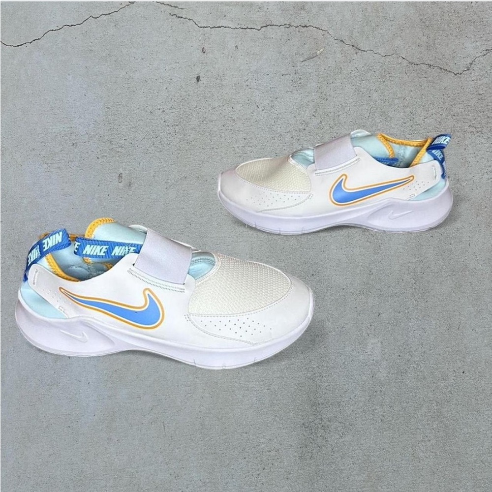 Nike youth white and blue trainer shoes size 6.5y
BRAND NEW
NO BOX